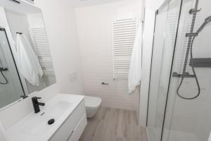A bathroom at APARTAMENTOS CUME DO PINDO