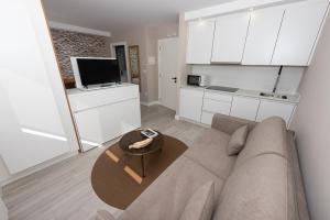 A kitchen or kitchenette at APARTAMENTOS CUME DO PINDO