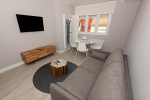 A seating area at APARTAMENTOS CUME DO PINDO