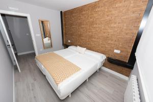 A bed or beds in a room at APARTAMENTOS CUME DO PINDO