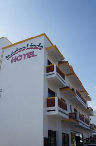 een gebouw met een hotelbord ervoor bij Hotel Mexico Lindo in Mahahual