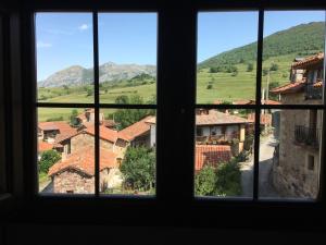 una vista da una finestra di un villaggio di La Valuisilla, hotel rural a Cicera