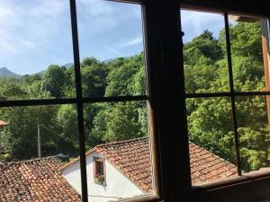 uma vista a partir de uma janela de um telhado em La Valuisilla, hotel rural em Cicera