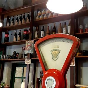 ラス・クエバスにあるHospedaje Leñas del Tolosaの棚の上に瓶を入れた部屋の赤い物