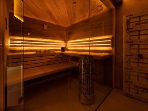een sauna met een bank in een kamer bij Dreams and Wellness in Vorstenbosch