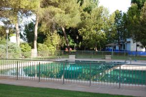Bazén v ubytování Hotel El Cortijo de Daimiel nebo v jeho okolí