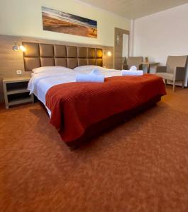 
Ein Bett oder Betten in einem Zimmer der Unterkunft Strand Hotel Nordsee, Hotel Deichläufer
