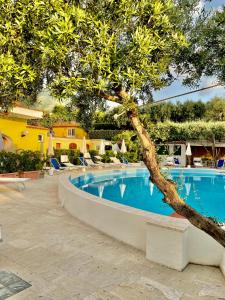 Piscina di Hotel La Scogliera o nelle vicinanze