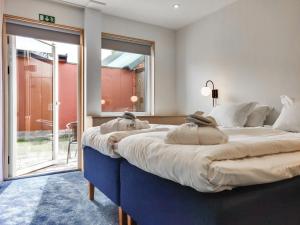 sypialnia z 2 łóżkami i dużym oknem w obiekcie Staffanstorps Gästis Hotell w mieście Staffanstorp