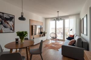 sala de estar con sofá y mesa en Apartament Harmony 93 en Gdynia