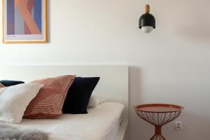Un dormitorio con una cama con una mesa al lado. en Apartament Harmony 93 en Gdynia