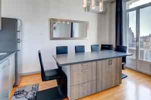 カンヌにあるIMMOGROOM - Charming apartment - City Center - Wifi - ACのキッチン(デスク、椅子、鏡付)