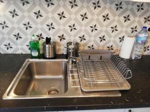 een gootsteen met een droogrek ernaast bij BELCH1952 in Lagos +27 foto's