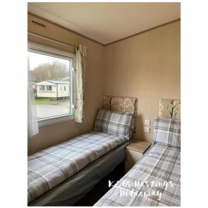 Posteľ alebo postele v izbe v ubytovaní Comfortable 3-Bed Caravan - Combe Haven