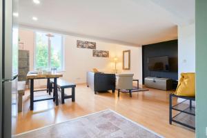 ein Wohnzimmer mit einem Tisch und einem Esszimmer in der Unterkunft LocationsTourcoing - Le Loft two in Tourcoing