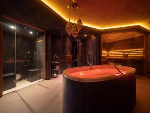 Vorstenbosch的住宿－Dreams and Wellness，一间大浴室,内设一个大浴缸