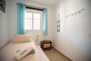 Posteľ alebo postele v izbe v ubytovaní Casa rural en Nerja Villa RuiSol by Centrall alquileres turísticos + 37 fotografií