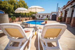Bazén v ubytovaní Casa rural en Nerja Villa RuiSol by Centrall alquileres turísticos alebo v jeho blízkosti
