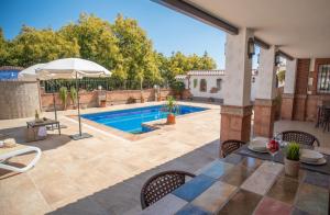 Bazén v ubytovaní Casa rural en Nerja Villa RuiSol by Centrall alquileres turísticos alebo v jeho blízkosti