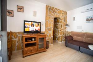 Televízia a/alebo spoločenská miestnosť v ubytovaní Casa rural en Nerja Villa RuiSol by Centrall alquileres turísticos