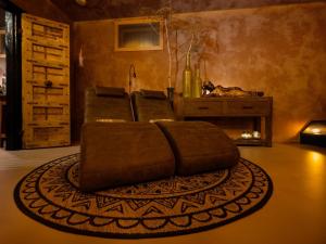 een woonkamer met een bank en een tapijt bij Dreams and Wellness in Vorstenbosch