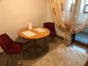 a small table with a candle on it in a room at Eli’s Apartament in Piatra Neamţ