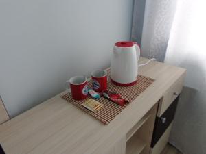 a table with two cups and a roll of paper towels at Къща за гости А. Б. В. in Nesebar