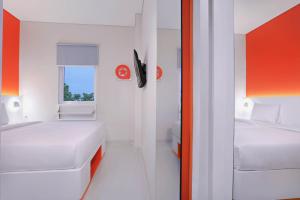 Een bed of bedden in een kamer bij Starlet Hotel BSD City