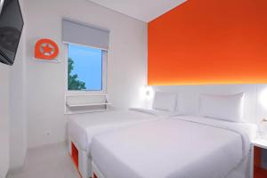 Een bed of bedden in een kamer bij Starlet Hotel BSD City