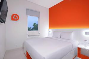Een bed of bedden in een kamer bij Starlet Hotel BSD City
