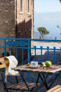 una mesa de madera con un bol de fruta en el balcón en Casa Blandano B&B en Castelmola