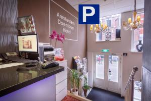 een kantoor met een bureau met een computer erop bij Amsterdam Downtown Hotel in Amsterdam