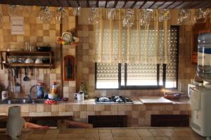una cocina con fregadero y una ventana. en ENTRE NARANJOS, en Los Barrios