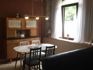 Perarrua的住宿－Casa Candelaria，一间带桌椅和窗户的用餐室