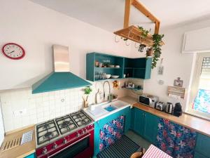 A kitchen or kitchenette at Casa Incantevole Vicino al Mare