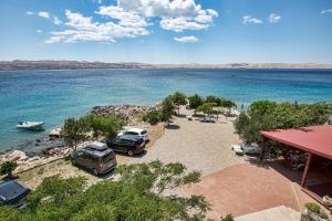 an aerial view of a beach with cars parked at Ferienhaus Elena in Karlobag