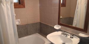 Un baño con lavabo, inodoro y bañera. en Casas Pampa, en Villa La Angostura