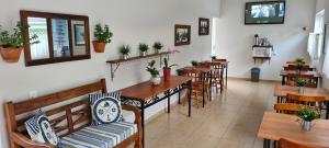 ein Restaurant mit einer Reihe von Tischen und Stühlen in der Unterkunft Hotel Veleiro in São Sebastião