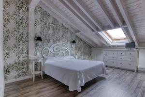 A bed or beds in a room at Apartamentos Cuatro Aguas