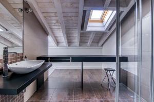 Koupelna v ubytování Apartamentos Cuatro Aguas + 37 fotografií