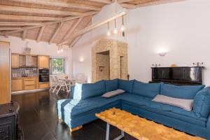 カト・コラキアナにあるVilla Dafni & Nikos Corfuのリビングルーム(青いソファ付)、キッチン