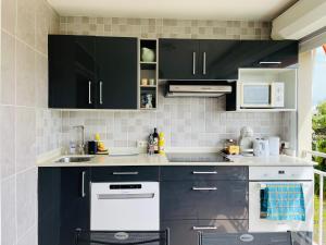 Kuhinja ili čajna kuhinja u objektu Appartement vue mer, piscine, dans quartier prisé de Gosier