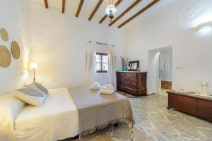 A bed or beds in a room at Cas Catalá Sant Jordi