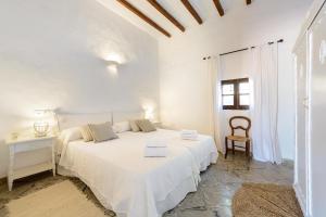 A bed or beds in a room at Cas Catalá Sant Jordi