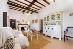 A kitchen or kitchenette at Cas Catalá Sant Jordi