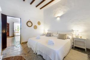 A bed or beds in a room at Cas Catalá Sant Jordi Még 37 kép