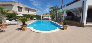 The swimming pool at or close to VILLA MARIANNA CON PISCINA PRIVATA ampi spazi esterni e WIFI FREE