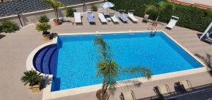 The swimming pool at or close to VILLA MARIANNA CON PISCINA PRIVATA ampi spazi esterni e WIFI FREE