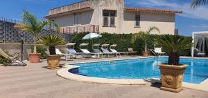 The swimming pool at or close to VILLA MARIANNA CON PISCINA PRIVATA ampi spazi esterni e WIFI FREE