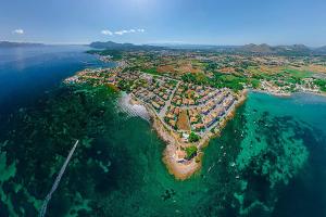 Una vista aérea de una pequeña isla en el agua. en Villa Joana Barcares for 10 with swimming pool, en Alcudia
